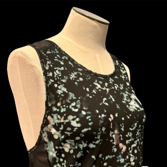 LULU Sculpt Tank - Picture 1 of 3